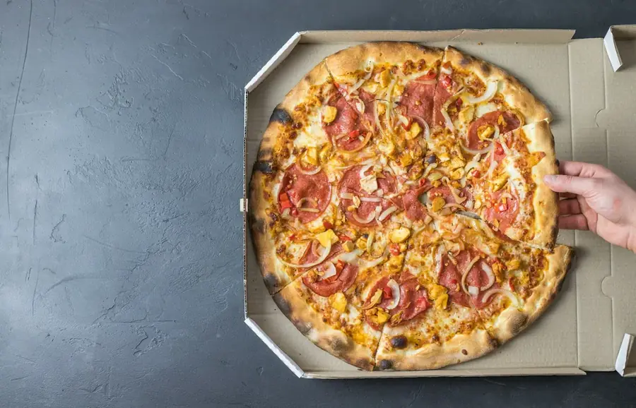 Pizza dentro de caixa de papelão kraft